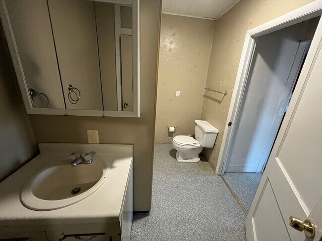 Building Photo - 103 W 1st St