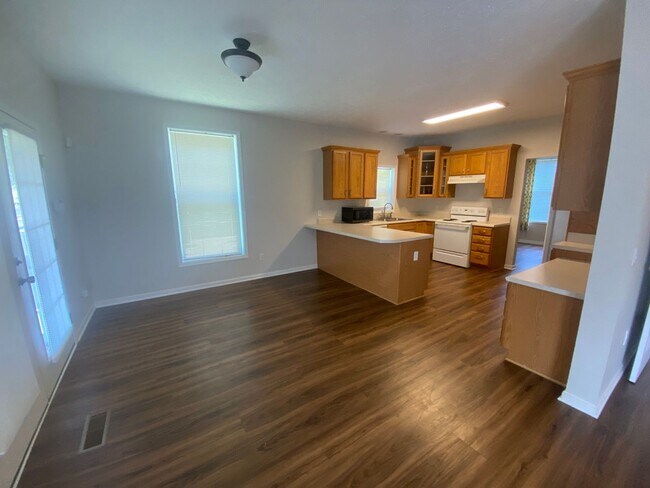 Building Photo - 3 bedroom 2.5 bath house in Cherokee