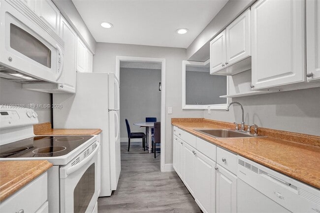 Building Photo - 400 N Riverside Dr