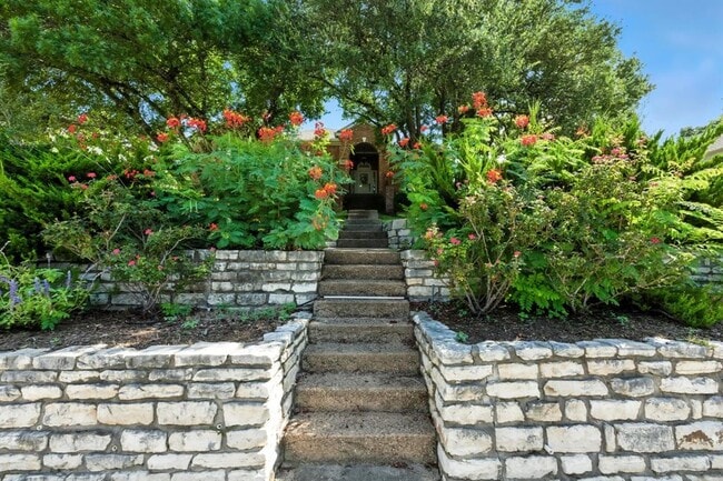 Building Photo - 9281 Scenic Bluff Dr