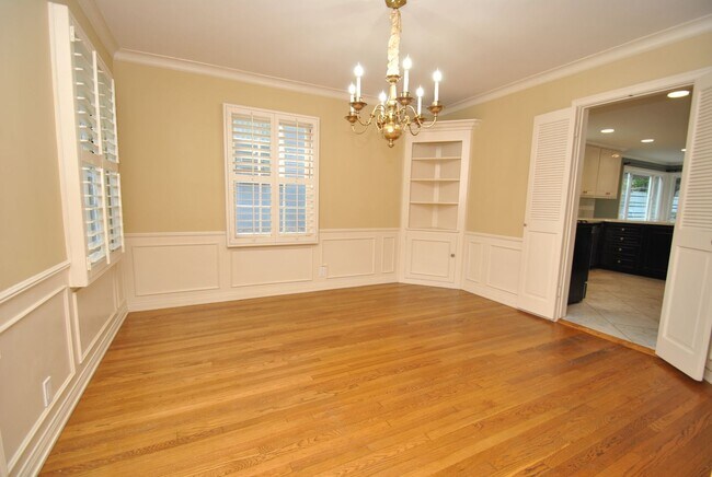 Building Photo - Stunning Colonial Revival in Bixby Knolls
