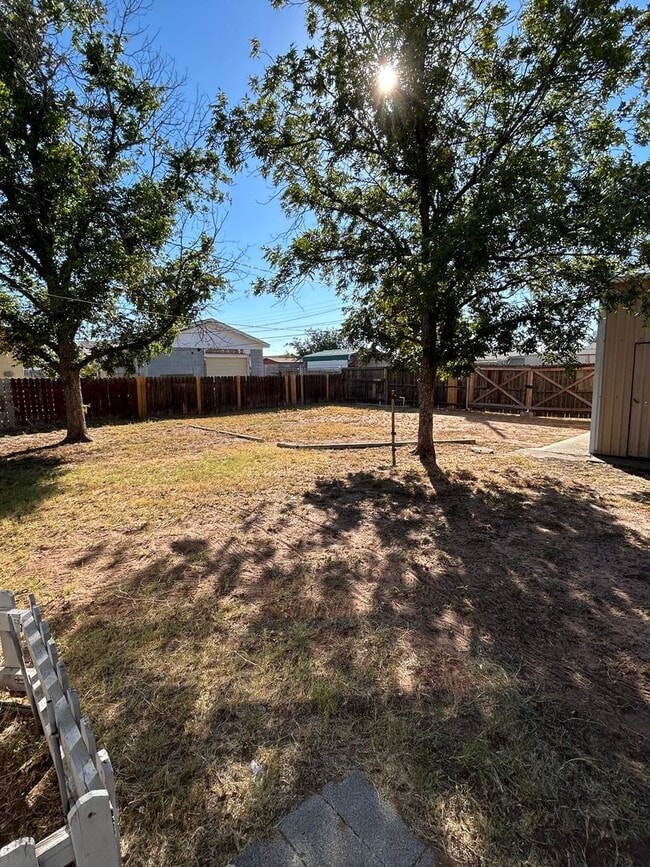 Building Photo - Charming Family Home Near John Ireland Ele...