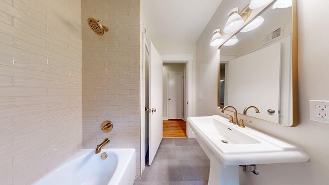 Building Photo - Super Cute Cottage 1 mile from Toomers Corner