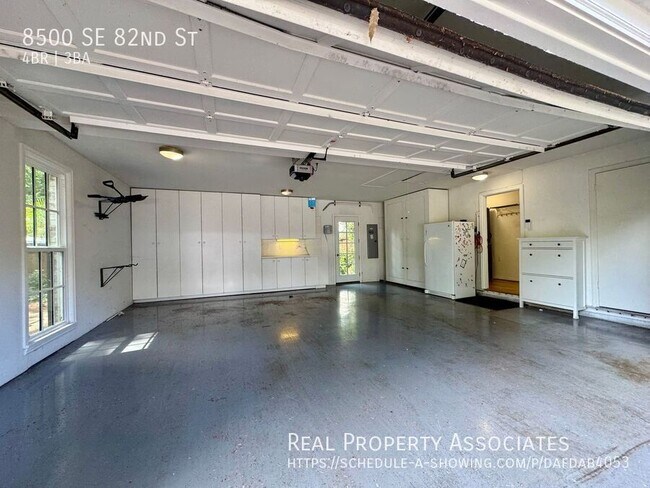 Building Photo - 8500 SE 82nd St