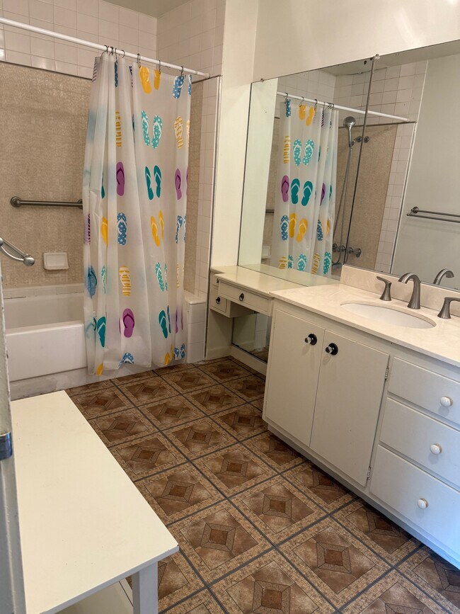 Master bath - 32759 Seagate Dr