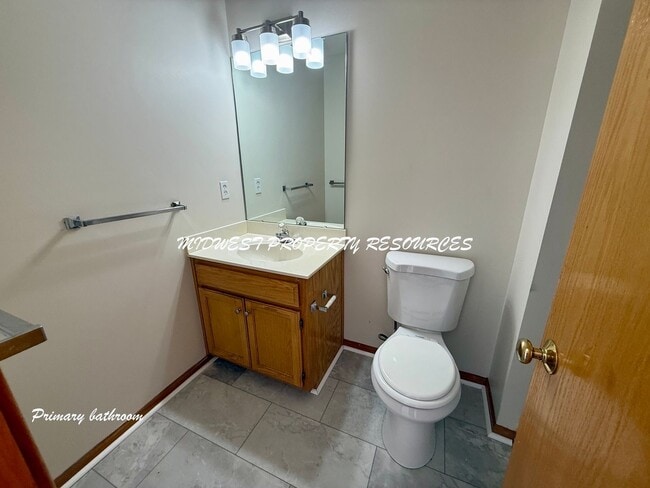 Building Photo - Amazing 3 Bedroom Townhouse!