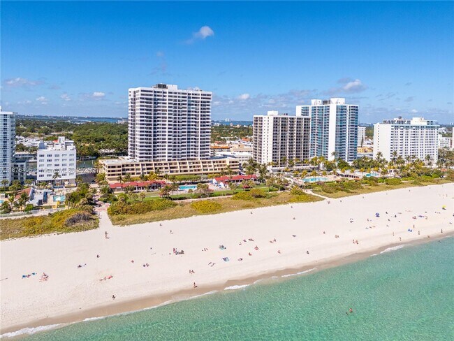 Building Photo - 2555 Collins Ave