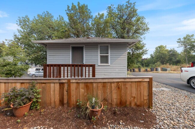 Building Photo - Charming 1 bedroom Cottage