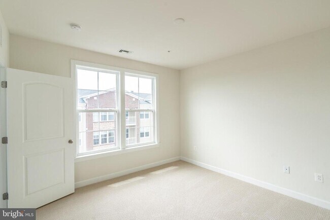 Building Photo - 3160 John Glenn St