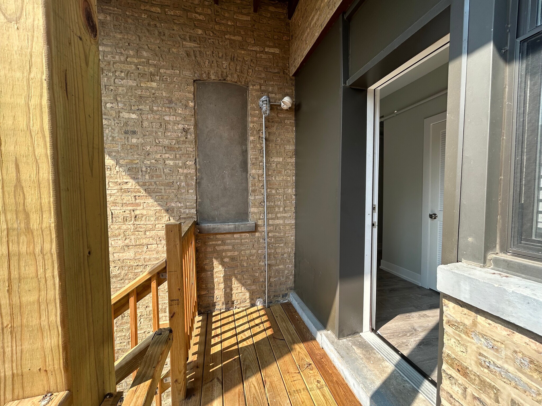 Building Photo - 1000 Crain St