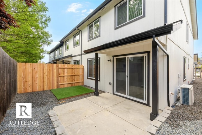 Building Photo - STUNNING 3 Bed / 2.5 Bath Brand New Townhome / End Unit !!!