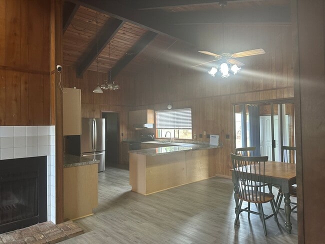 Building Photo - Cozy upcountry home
