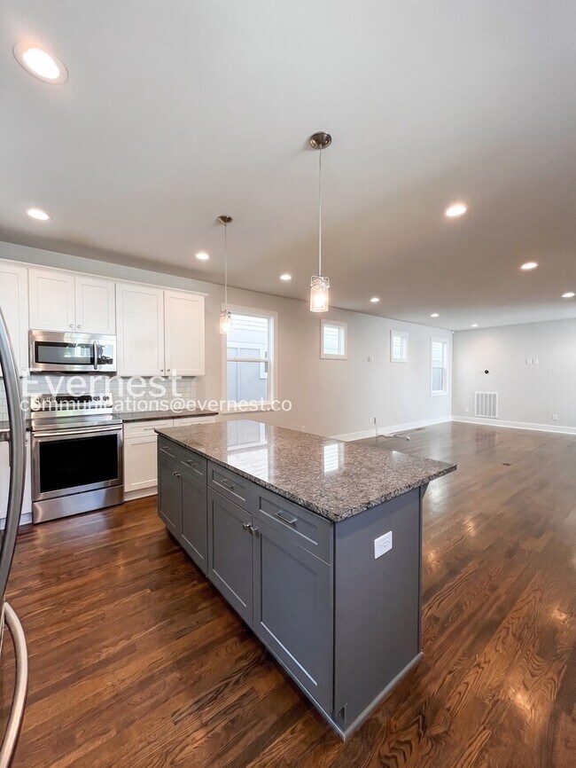 Building Photo - 3-Bed/3-Bath Home/Available Now!