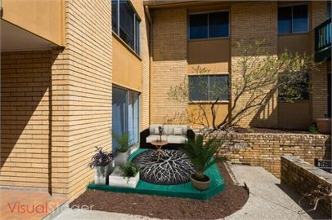 Building Photo - GARDEN COURT D1