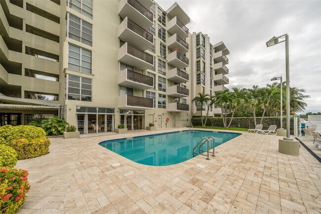 Building Photo - 9800 W Bay Harbor Dr