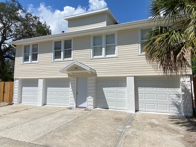 Building Photo - 18th Ave S Triplex