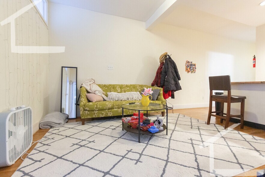 Building Photo - 324 Saint Paul St