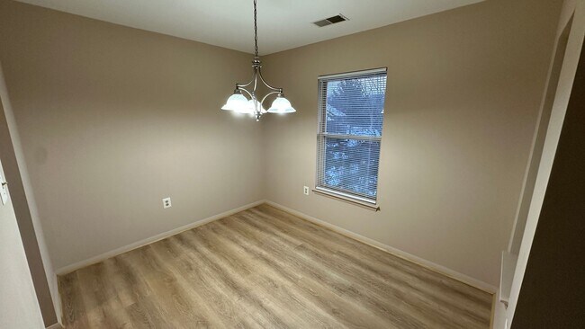 Building Photo - Spacious one bedroom condo located in the summer ridge community!