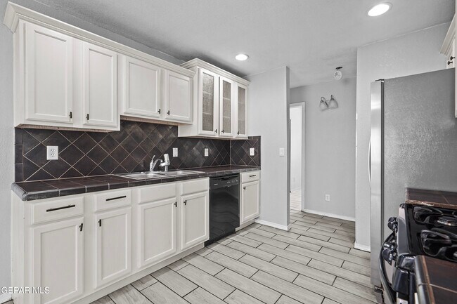Building Photo - 12732 Roberto Nunez Ln