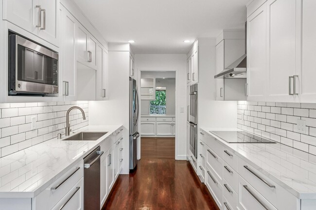 Building Photo - Luxury 3-Level Townhome in Highly Desirable Sharon Heights Neighborhood