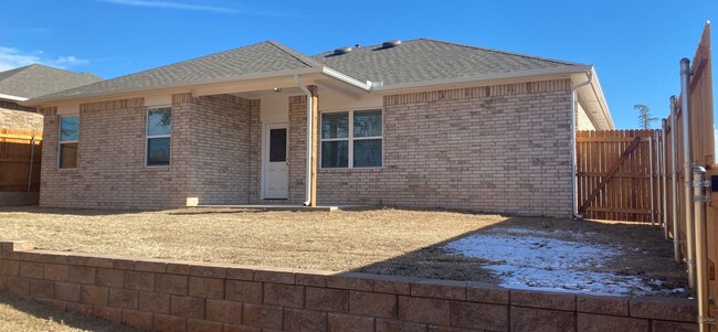 Building Photo - 3 Bedroom 2 Bathroom 2 Car Garage Home in ...