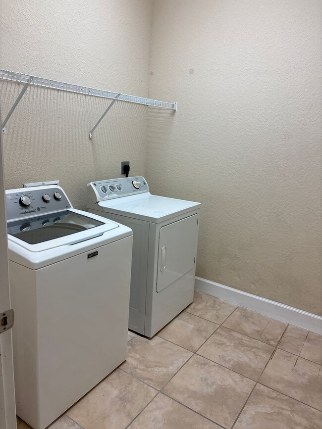 Building Photo - Cypress Reserve Townhome - Gated Community
