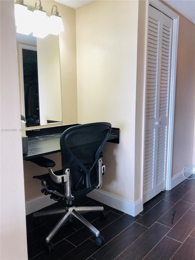 Building Photo - 2850 N Palm Aire Dr