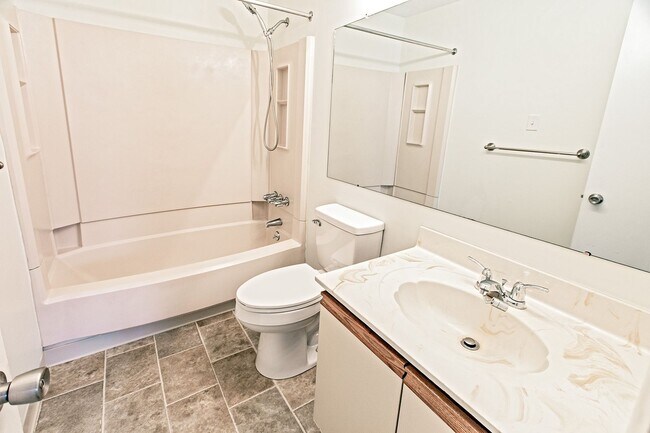 Building Photo - 2 bedroom, 2.5 bath townhome in Pike Creek