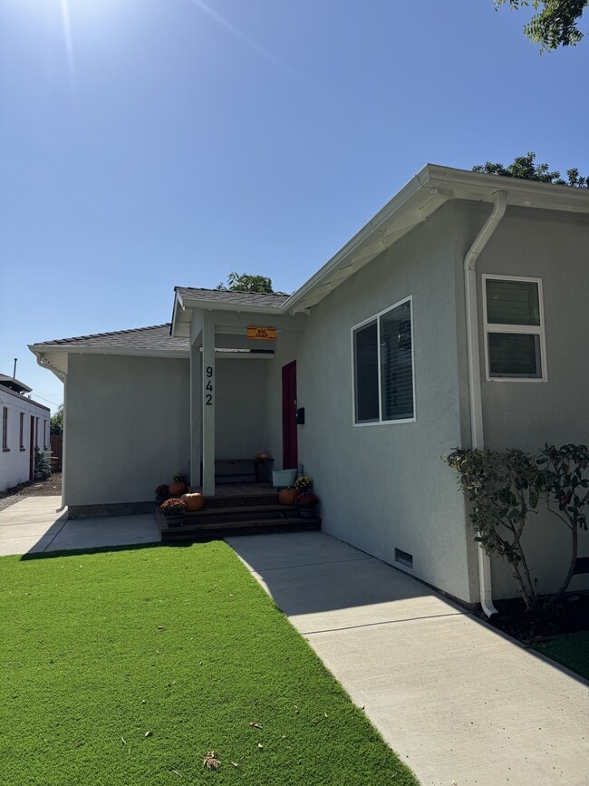 Building Photo - 942 Santa Clara St
