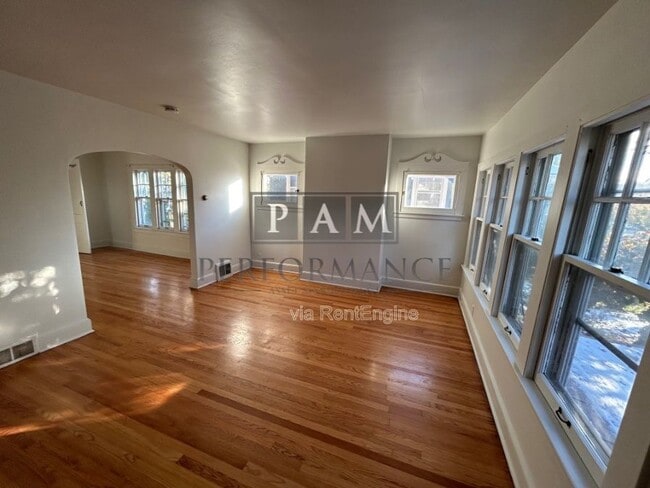 Building Photo - 1528 N Hawley Rd