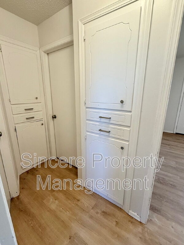 Building Photo - 813 S Meadow Ln