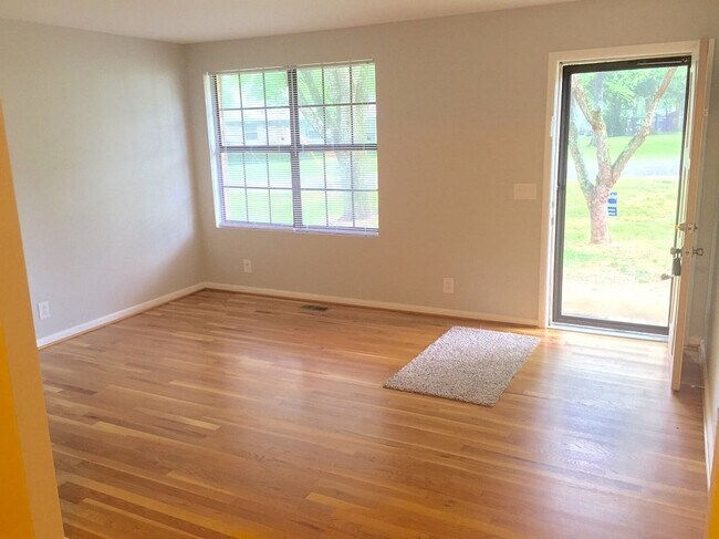 Building Photo - COMING SOON... Spacious 3R/1.5BA in Wilson...