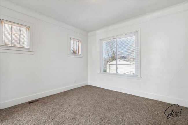 Building Photo - 2 bedroom $1200
