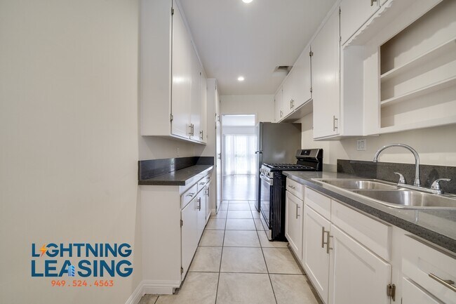 Building Photo - 1627 5/3 Normandie-22D