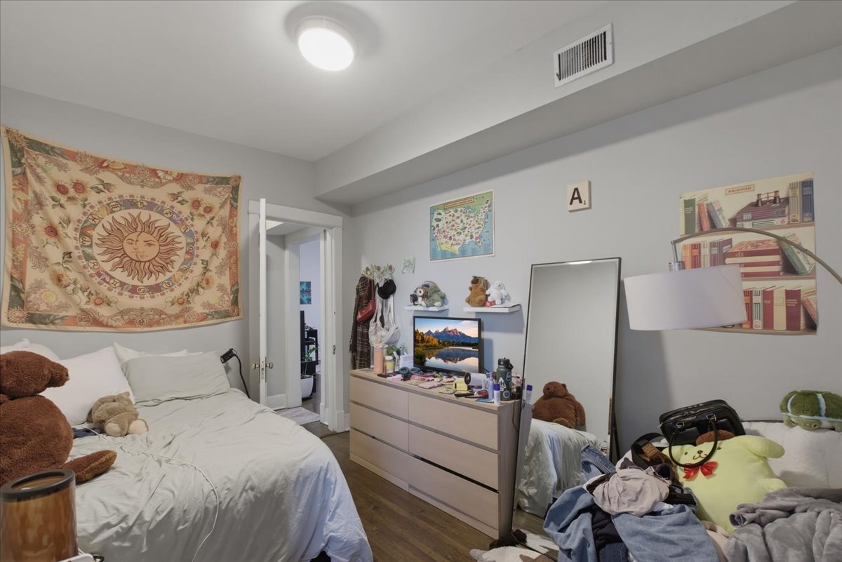 Building Photo - 4000 N Southport Ave