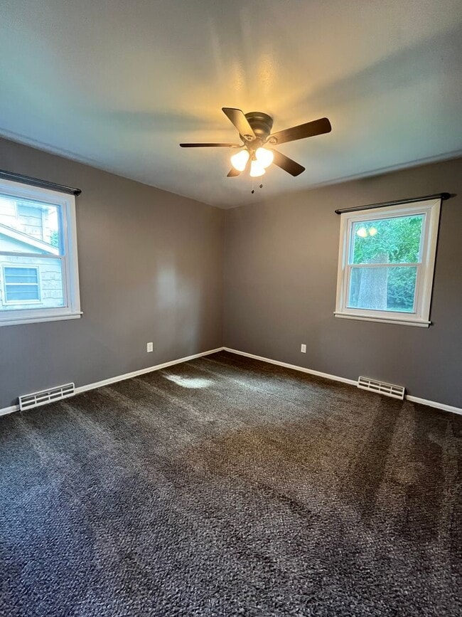 Building Photo - 1103 E Willow Dr