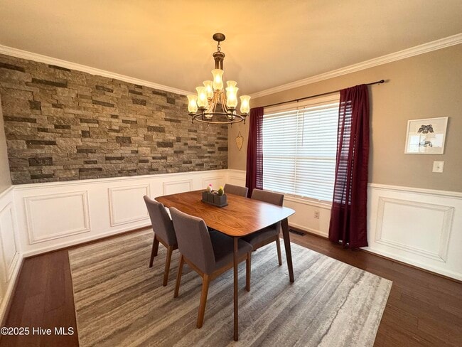 Building Photo - 309 Queenswood Blvd