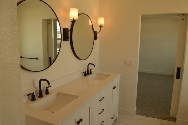 Building Photo - 477 Gold Coast Rd