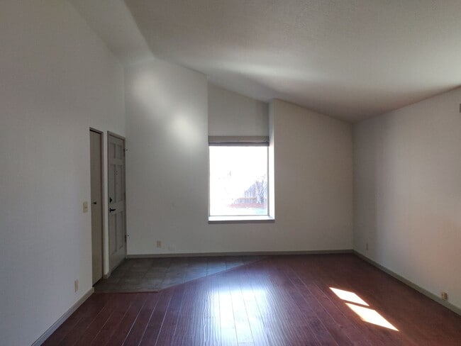 Building Photo - NW Bend 3x2 single-story hidden gem with huge fenced yard!