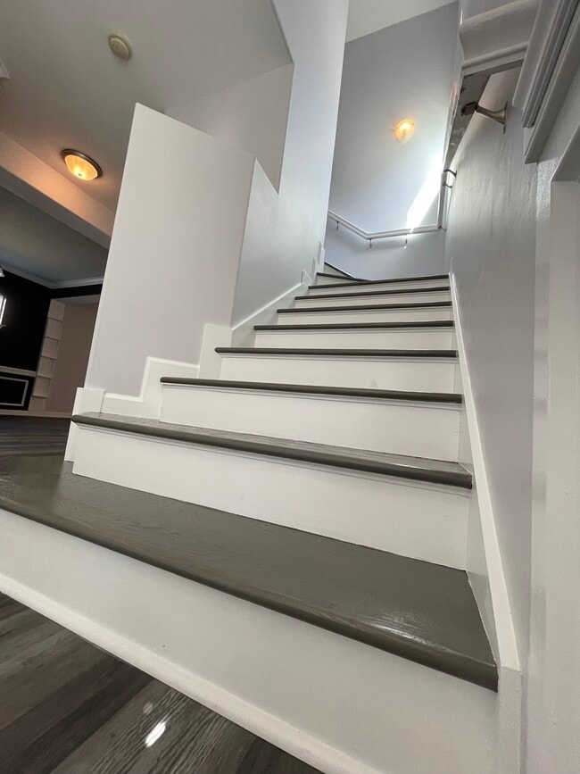 Building Photo - 320 Summer Hill Way