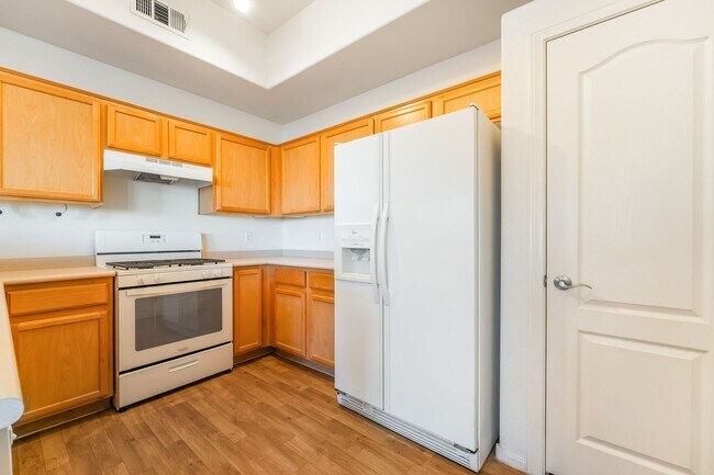 Building Photo - IMMACULATE 2 BEDROOM CONDO IN HENDERSON!