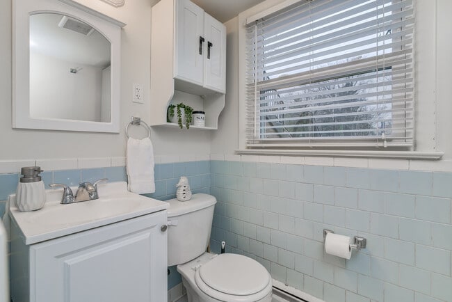 Building Photo - 2129 Patrick Henry Dr