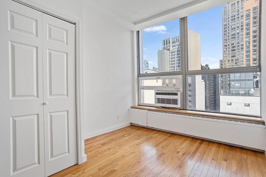 Building Photo - 102 Fulton St