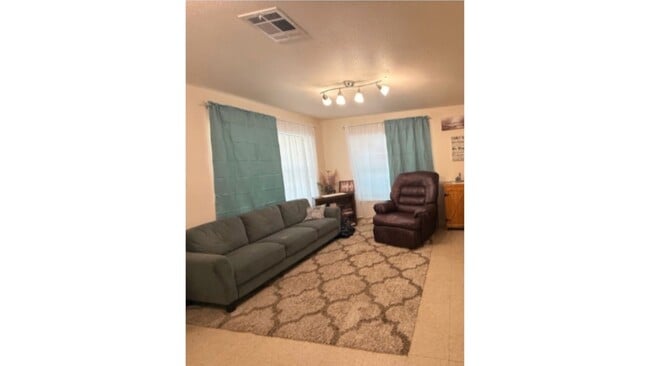 Building Photo - 231 Gene St