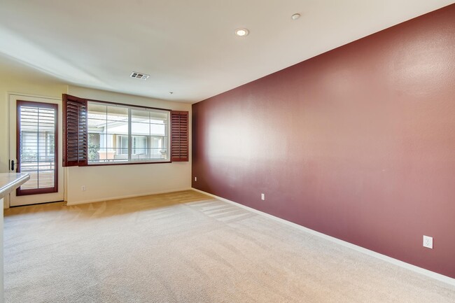 Building Photo - Spacious Spectrum 2 Bedroom Townhome with ...