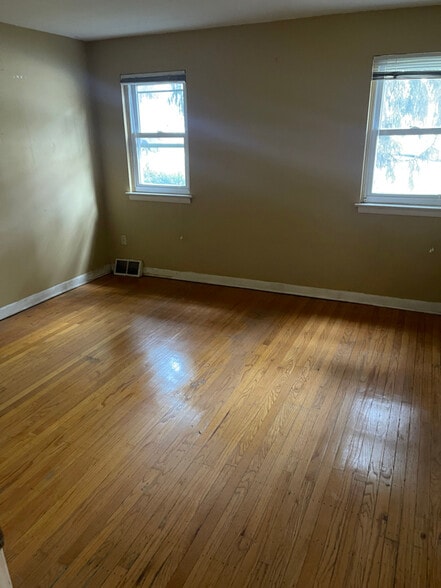 Building Photo - 17A St Albans Ave