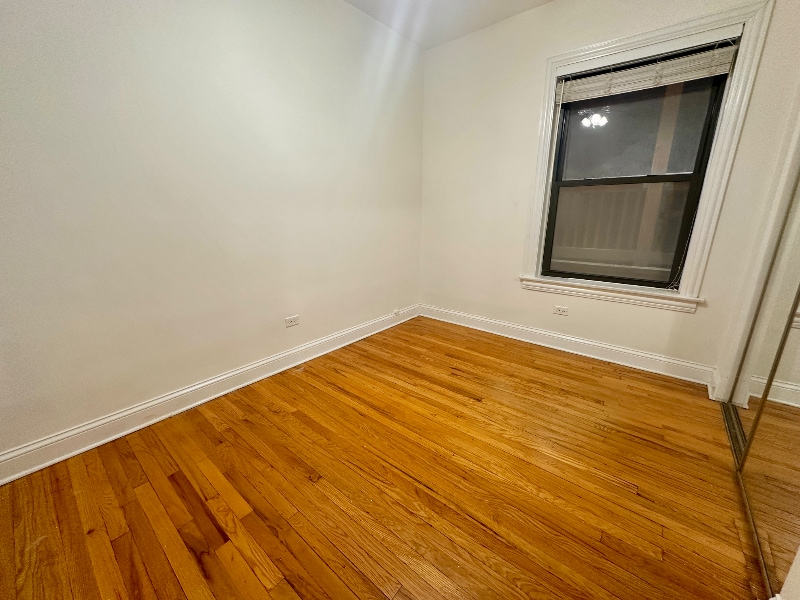 Building Photo - 903 W Cornelia Ave