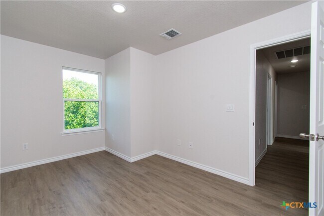 Building Photo - 802 White Meadow Ln