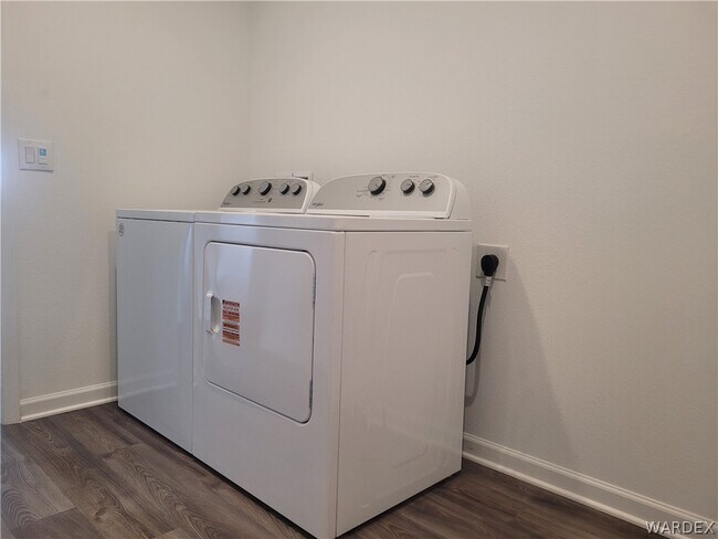 Building Photo - 2121 Pesuna Dr