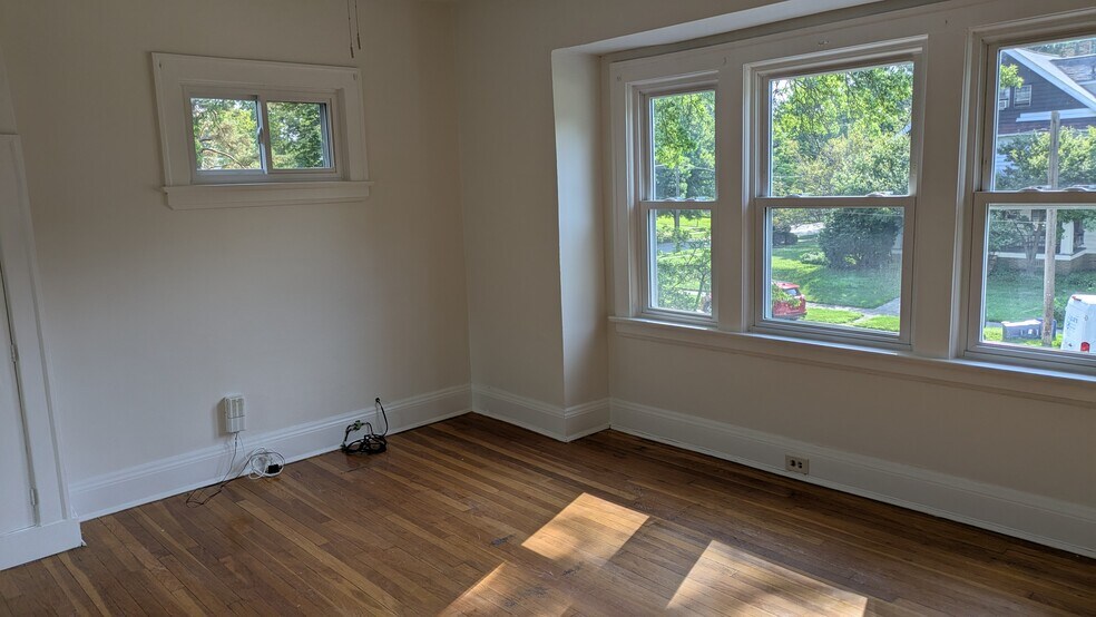 Building Photo - 2438 Woodmere Dr